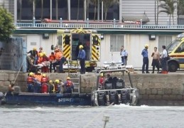 一家4口在香港柴湾观浪，母子2人被大浪卷走父亲跳海救人，3人已获救，暂无生命危险