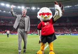 中超奖杯留在上海！海港or申花，留待最后一轮