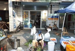 浙江一店主允许大妈门口摆摊，时常被大妈“投喂”蔬果：每次收摊时，都打扫得干干净净