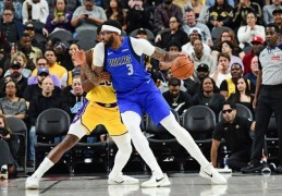 末节被轰37-8！湖人遭独行侠17分逆转 浓眉18+9文森特22+6三分