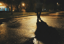 “躺赚百万”的诱惑，“职业背债人”如何成为金融黑灰产的一环？