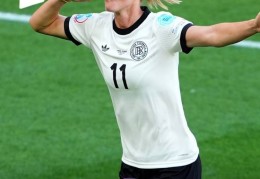 女足欧洲杯德国2-1逆转丹麦，小组赛两战全胜提前一轮晋级八强