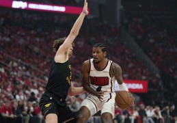 NBA季后赛 | 火箭首轮出局 等待新星成长还是直接交易超巨？