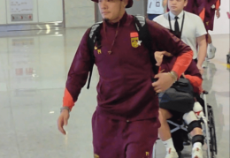 中国男足抵达重庆，百余名球迷接机喊“雄起”