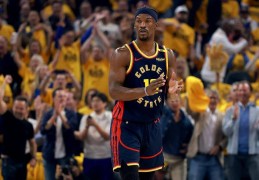 NBA｜勇士击败火箭拿到赛点 巴特勒扮演关键角色