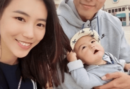 易建联：娶巴西足球宝贝荆灵，婚后连生两胎，今妻儿都定居美国