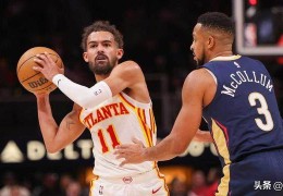 奇才队特雷·杨在展示新球衣时，受到CJ·麦科勒姆等人的热烈祝贺