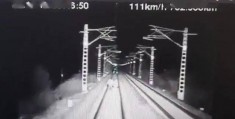 瓦尔贝里VS厄勒布鲁比分预测:K996次列车路过内蒙古时与轨道中呈现的两名人员相碰