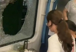 列车脱线3小时乘客砸窗通风未受罚，专业人士：火车定制玻璃单块更换费用超千元