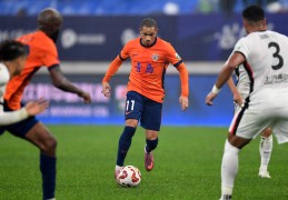 （体育）足球——中超：上海海港胜青岛海牛