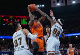 新赛季开门红！上海久事男篮主场战胜吉林队