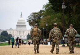 美法官叫停派兵计划后 加州国民警卫队上百人飞抵俄勒冈州