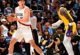 杨瀚森背打造犯规 开拓者战胜湖人