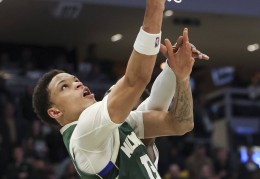 （体育）篮球——NBA常规赛：雄鹿胜活塞