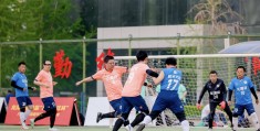 “龙潭社区杯”足球赛开幕，162位“草根”球员赛场竞技:足球竞技
