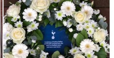 希尔斯:热刺官方赛前赠送花环纪念希尔斯堡惨案，利物浦官方暗示感激
