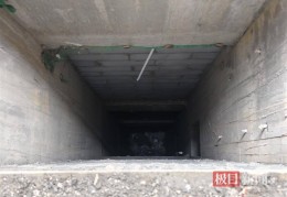 西安11岁男孩玩耍时坠入10多米深井身亡，井口外连夜设置围挡，警方等部门介入调查