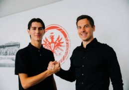 官方：法兰克福与18岁门将西列维奇签下职业合约