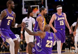 不满，湖人队主帅在NBA杯四分之一决赛负于马刺后痛斥湖人的不足