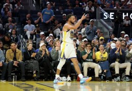 真勇士库里42分加时赛接管比赛！勇士送给掘金新赛季开门黑