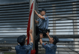 深圳：狂风暴雨中，边检民警筑起温暖国门屏障