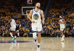 【NBA·季后赛】库里砍36分率队主场取胜，勇士度过巴特勒缺阵难关